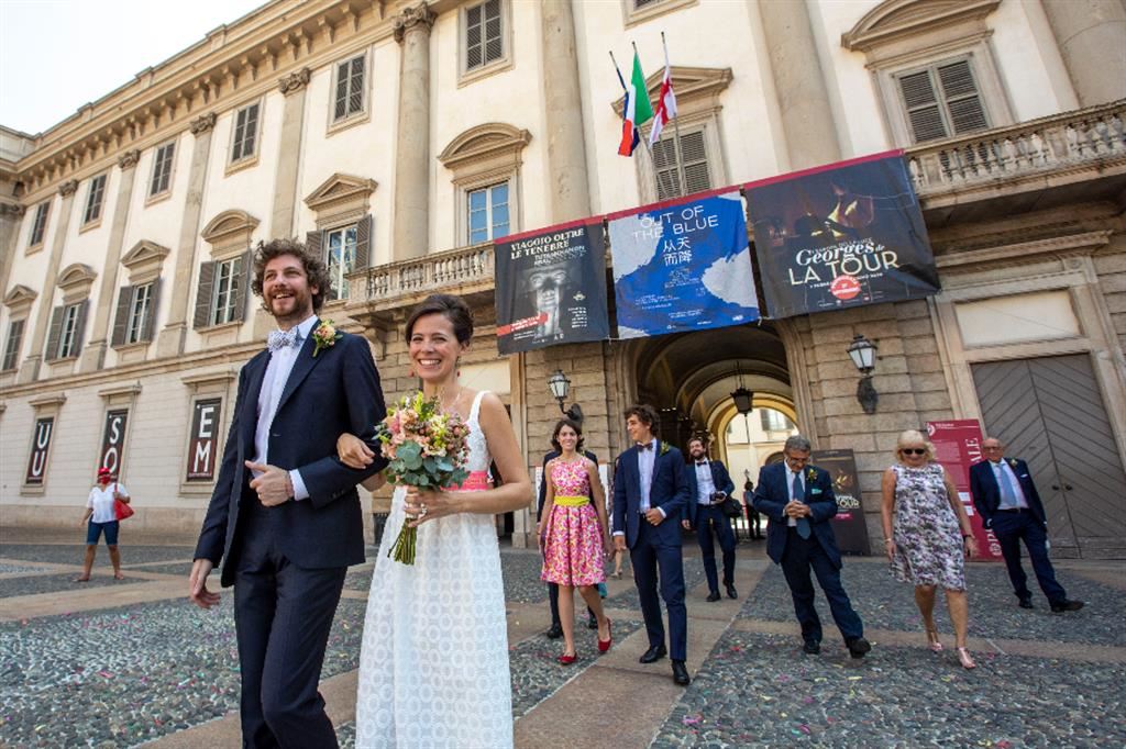Dai dati Istat risulta che nel 2021 sono stati celebrati in Italia 180.416 matrimoni, l'86,3% in più rispetto al 2020, anno in cui, proprio a causa del Covid molte coppie avevano rinviato le nozze. Nella foto una coppia di sposi a Palazzo Reale a Milano