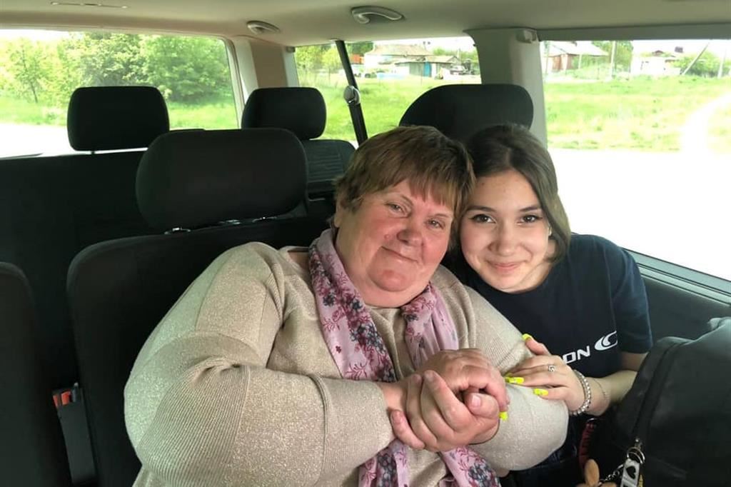 Nonna Vera riabbraccia sua nipote Veronica, 14 anni, trattenuta per oltre un anno in Russia