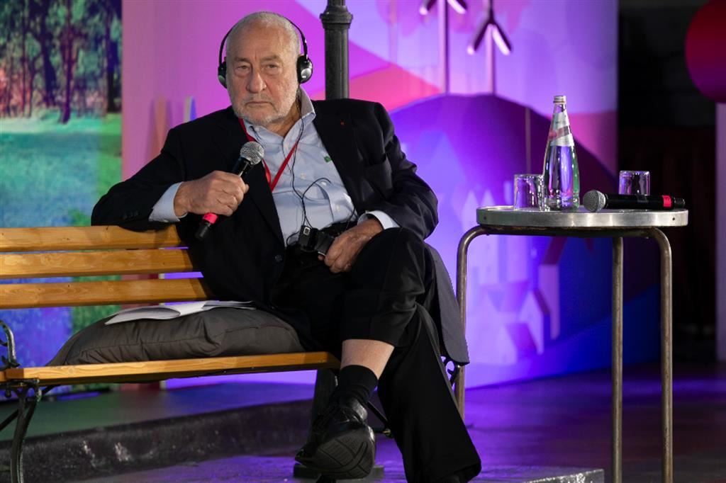 Joseph Stiglitz al Festival dell'Economia civile nel Salone dei Cinquecento del Palazzo Vecchio di Firenze