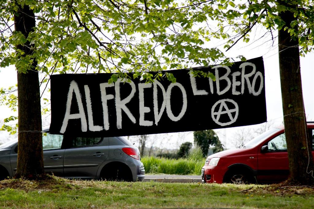 Un presidio degli anarchici contro il 41 bis a sostegno di Alfredo Cospito davanti al carcere di Opera, 15 aprile 2023