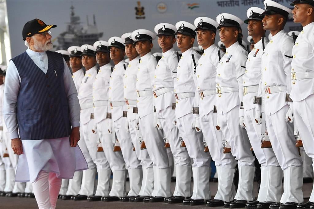 Il premier indiano Narendra Modi a bordo della INS Vikrant