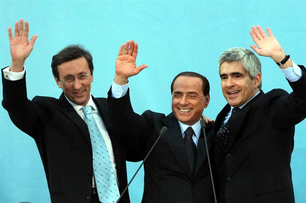 Gianfranco Fini, Silvio Berlusconi e Pier Ferdinando Casini in una storica foto insieme, scattata a Napoli al termine di un comizio a piazza Plebiscito
