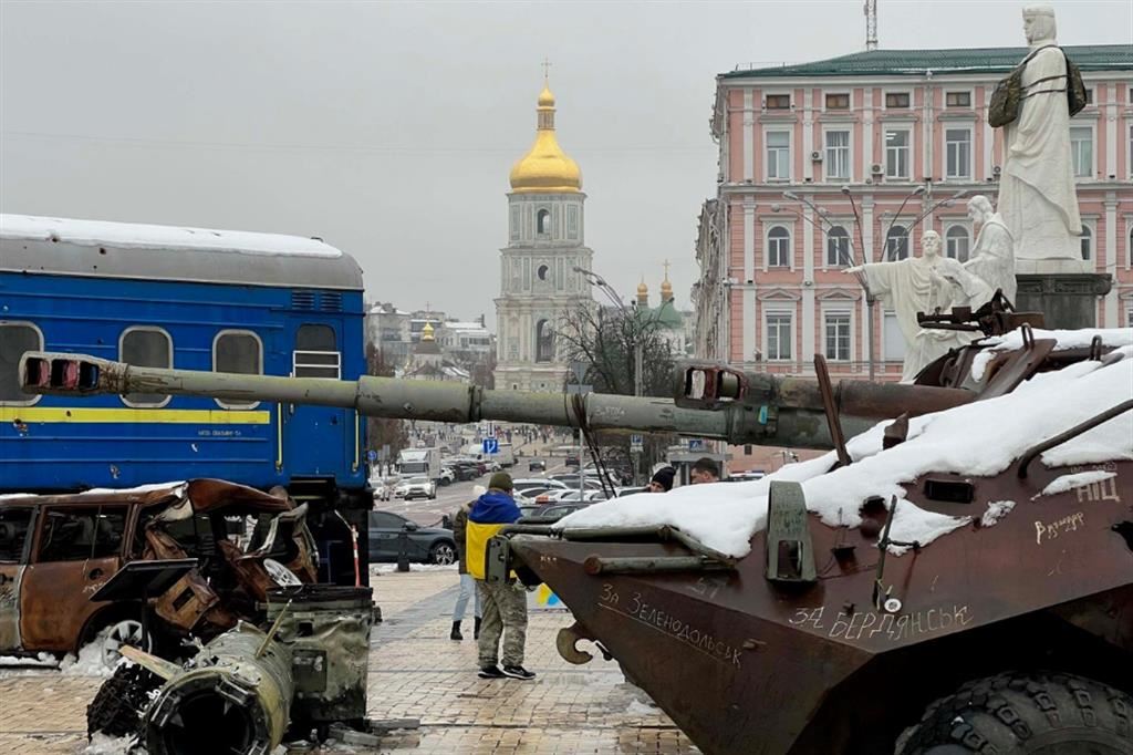 I mezzi militari russi distrutti, il treno della fuga dalle zone occupate e il complesso religioso di Santa Sogia nel centro di Kiev