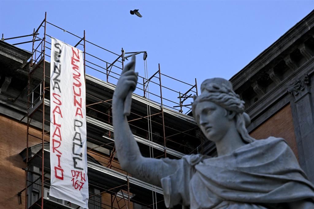 Uno striscione di protesta dei lavoratori di Scampia in occasione della manifestazione del 7 novembre 2022