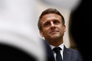 Macron accelera per inserire l'aborto in Costituzione