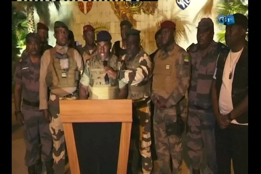 L'annuncio in tv del gruppo di militari golpisti a Libreville