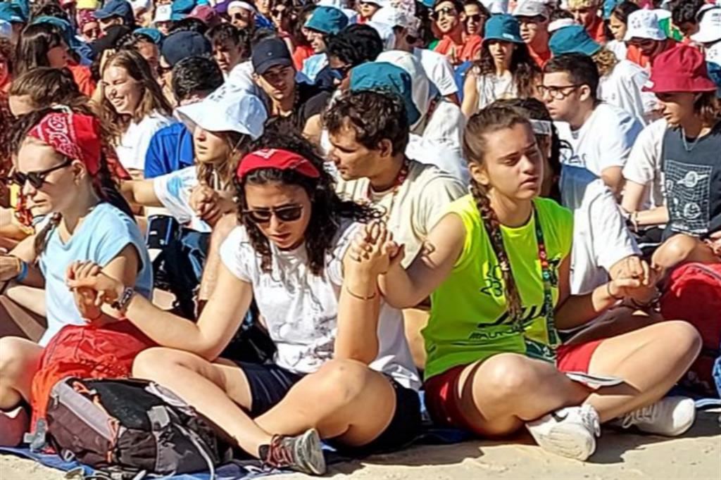 Giovani durante un momento di preghiera alla Gmg di Lisbona
