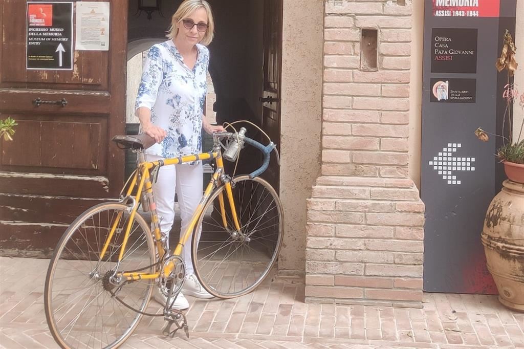 Gioia Bartali con la bici del nonno campione concessa da un collezionista