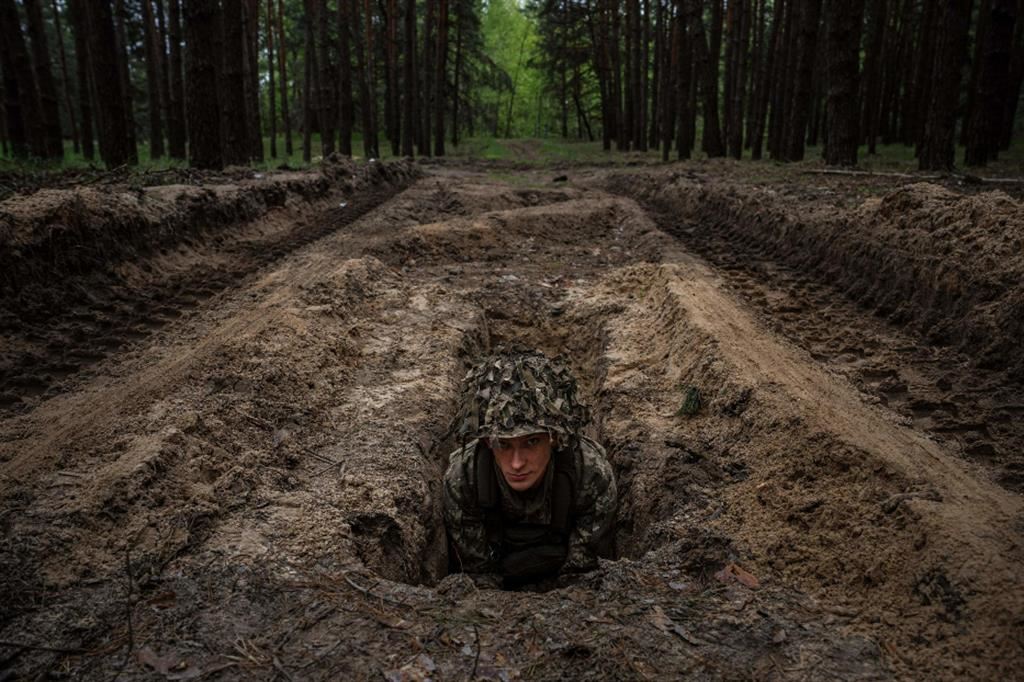 Scavano trincee gli ucraini e lo stesso fanno i russi, che hanno imbottito il terreno di fossati anticarro, filo spinato e mine per fermare i tank