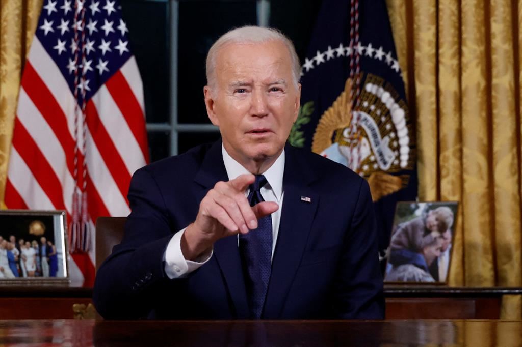 Il presidente statunitense Joe Biden ha parlato in prima serata alla nazione dallo Studio Ovale della Casa Bianca. Alle sue spalle una foto della famiglia e, a destra, del figlio Hunter