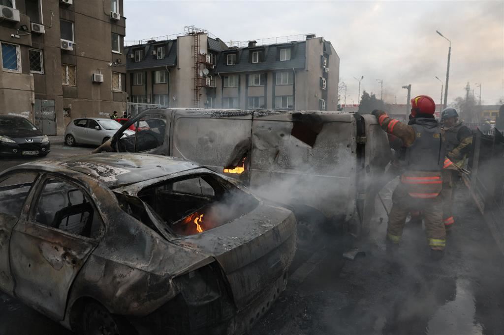 Veicoli incendiati stamani a Kiev nell'impatto di un missile russo