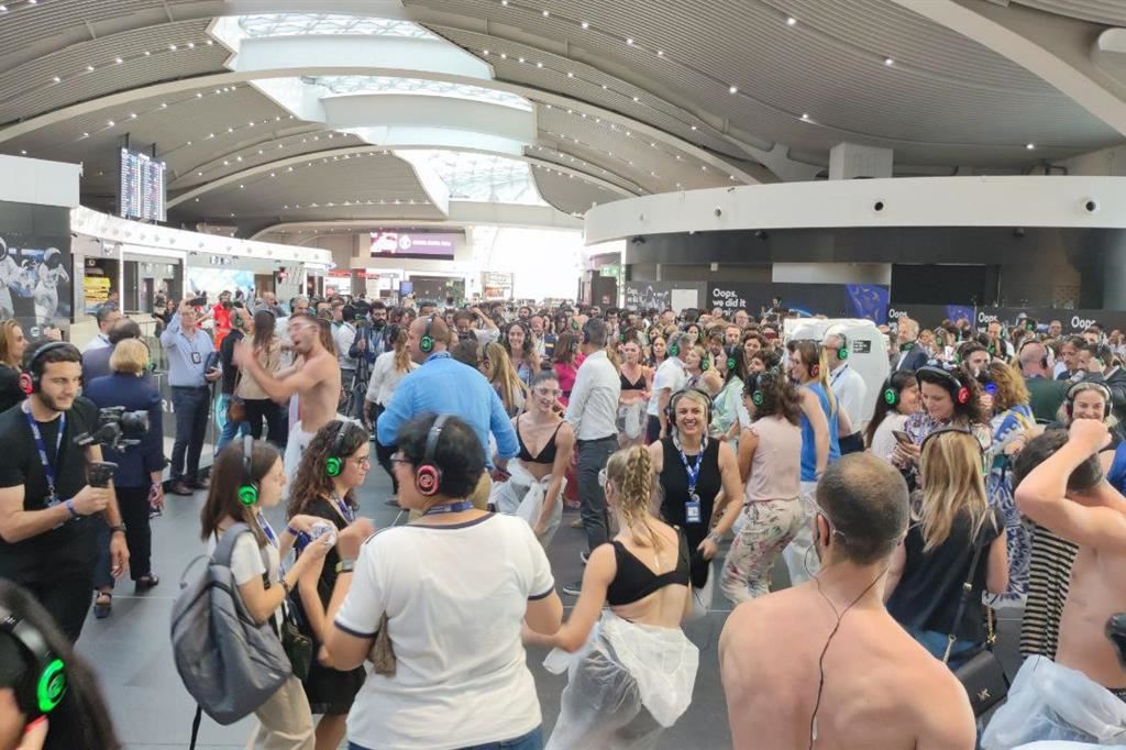 Allo scalo di Fiumicino passeggeri e personale aeroportuale festeggiano il riconoscimento con una "silent disco".