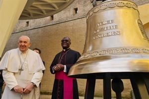 Papa Francesco benedice la campana "La voce dei non nati"