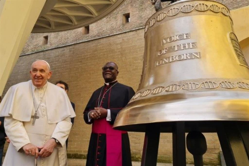 Papa Francesco e l'arcivescovo di Lusaka, Alick Banda, in occasione della benedizione della campana "La voce dei non nati"