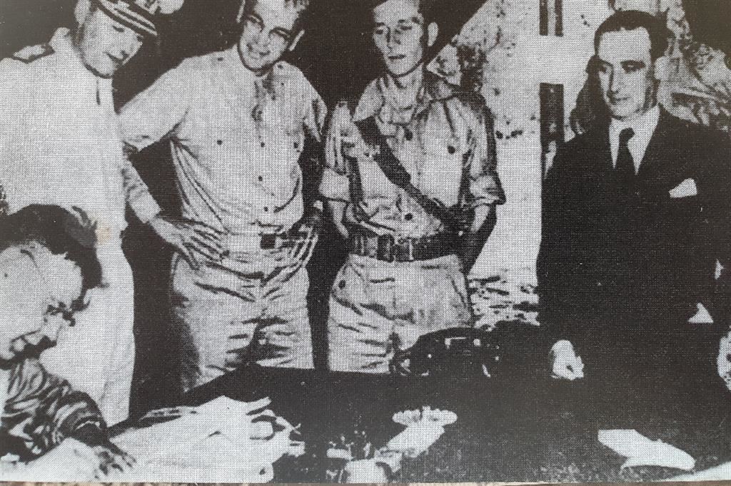 La firma dell'armistizio con Castellano, il generale Smith e il commodoro Dick