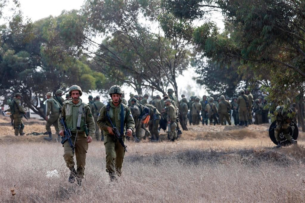 Soldati israeliani al confine di Gaza