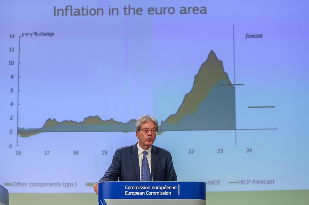 Il commissario all'Economia Ue Paolo Gentiloni illustra le previsioni sul Pil del 2023 a Bruxelles