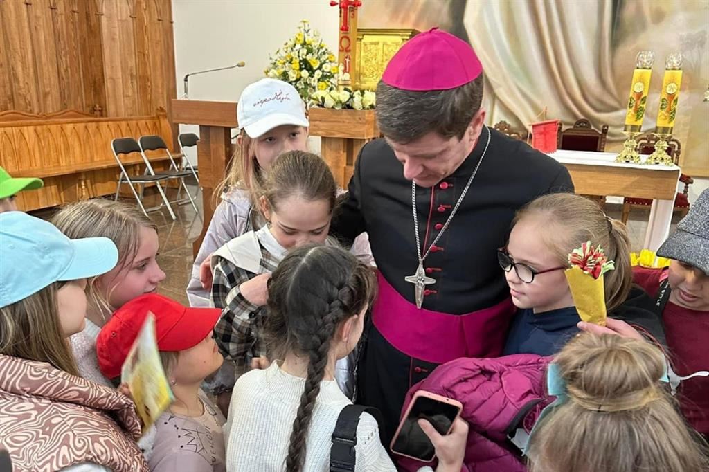 Il vescovo latino di Kiev-Zhytomyr, Vitalii Kryvytskyi, con i bambini in una parrocchia