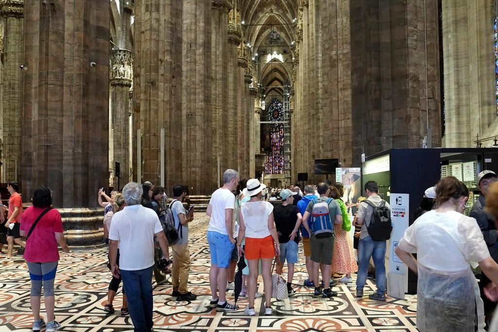 Turisti all'interno del Duomo