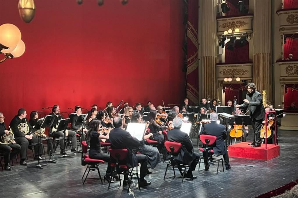 Il direttore Filippo Arlia alla direzione dei Virtuosi del Teatro alla Scala nel concerto dedicato a Francesco Cilea