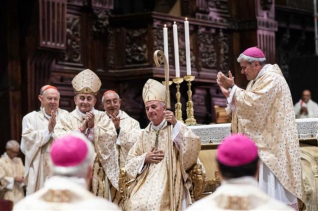 Da sinistra, il cardinale Cantoni, l’arcivescovo Delpini, il cardinale De Donatis, il neo vescovo Di Tolve col pastorale e l’ausiliare Raimondi / Fotogramma