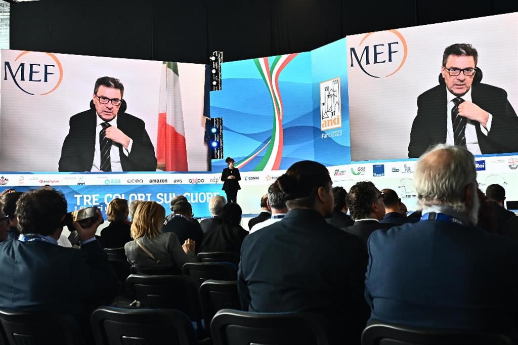 Il ministro Giorgetti videocollegato all'assemblea dell'Anci a Genova