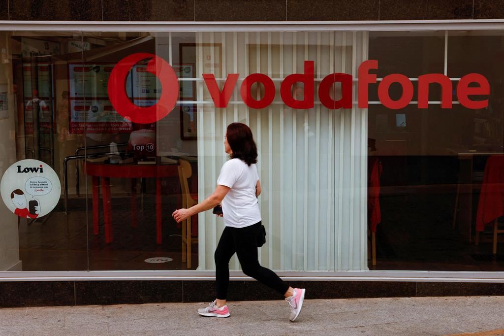 La numero uno di Vodafone si presenta tagliando 11mila posti di lavoro