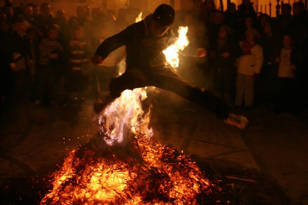 Il salto del fuoco durante la festa patronale di san Sebastiano a Tortorici (Messina)