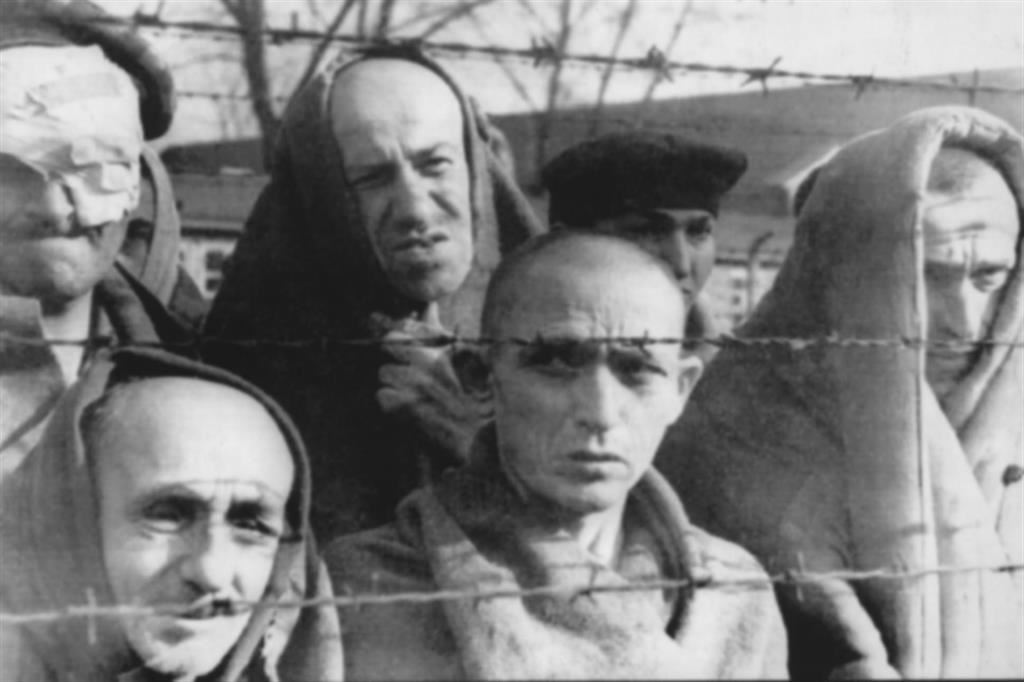 Un gruppo di sopravvissuti ad Auschwitz fotografati dai sovietici liberatori del lager