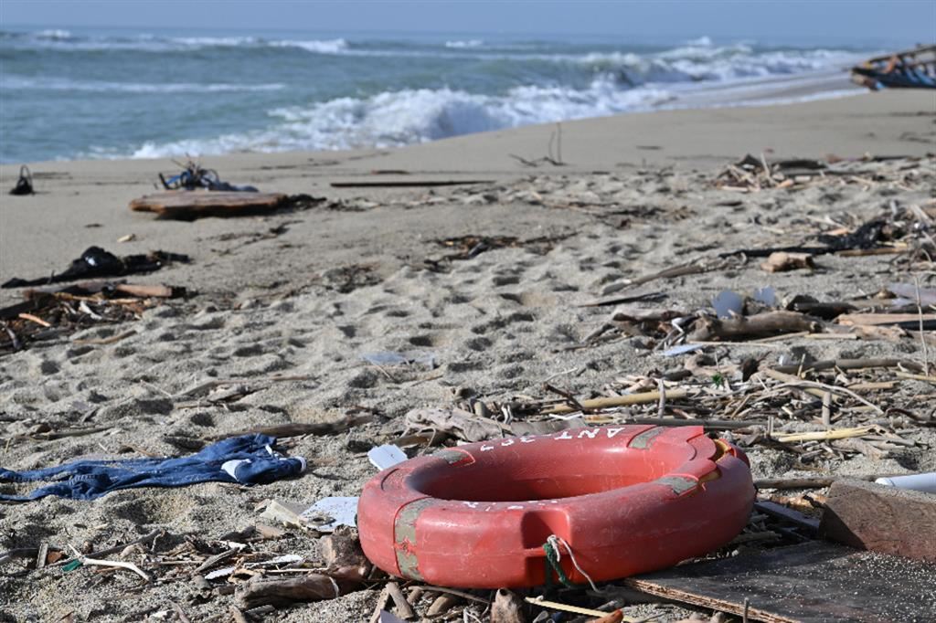 La spiaggia di Cutro dove domenica scorsa è avvenuto il naufragio dei migranti: 68 i morti accertati, 81 i sopravvissuti, un numero di dispersi stimato fra 27 e 47