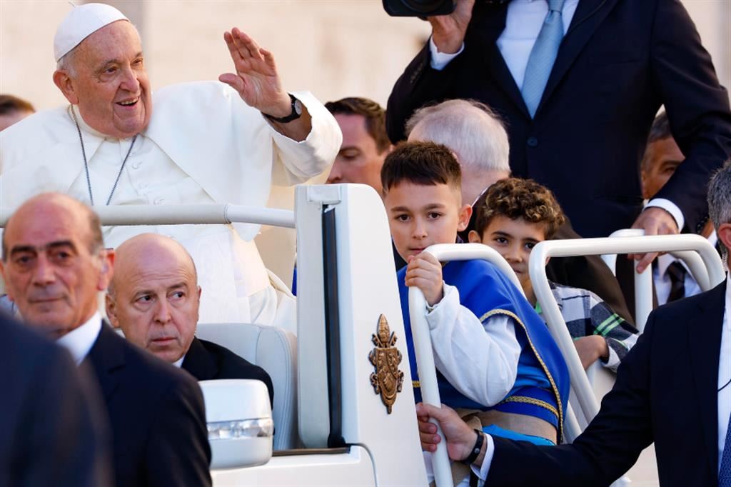 Papa Francesco sulla jeep bianca con quattro bambini all'udienza dell'8 novembre 2023