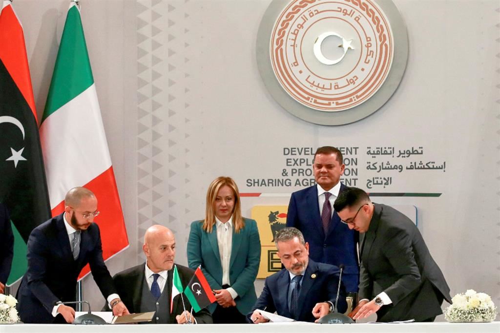 Claudio Descalzi e Farhat Bengdara (Noc) siglano l’intesa con, alle loro spalle, Giorgia Meloni e il primo ministro di Tripoli, Abdul Amid al-Dbeibah