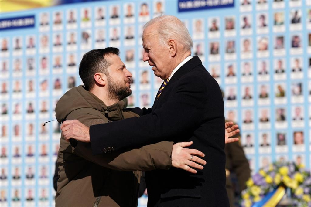 L'abbraccio tra Zelensky e Biden, a Kiev, davanti alle foto dei caduti ucraini