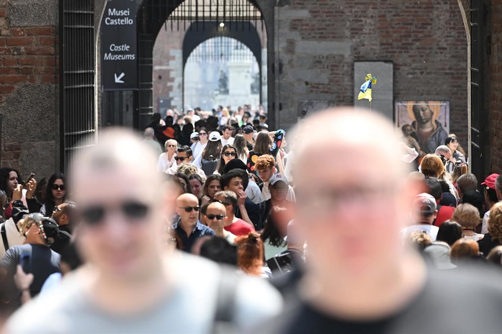 Folla di turisti in visita al Castello Sforzesco di Milano lo scorso 5 maggio