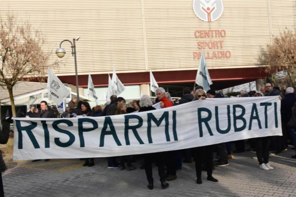 Una delle tante proteste dei risparmiatori davanti alle filiali di Banca Popolare di Vicenza e Veneto Banca negli anni scorsi
