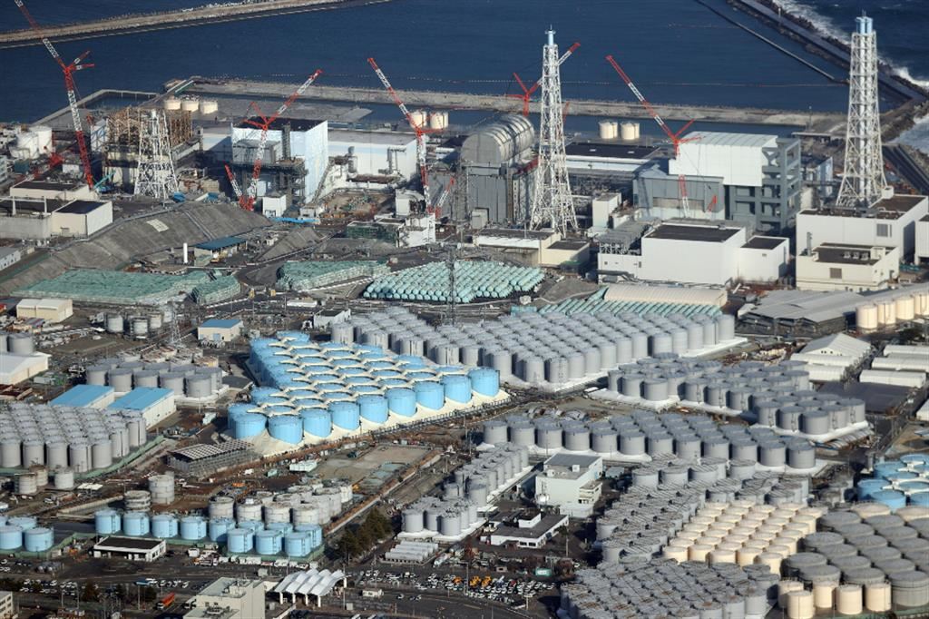 Una vista sulle cisterne contenenti l’acqua contaminata della centrale nucleare di Fukushima