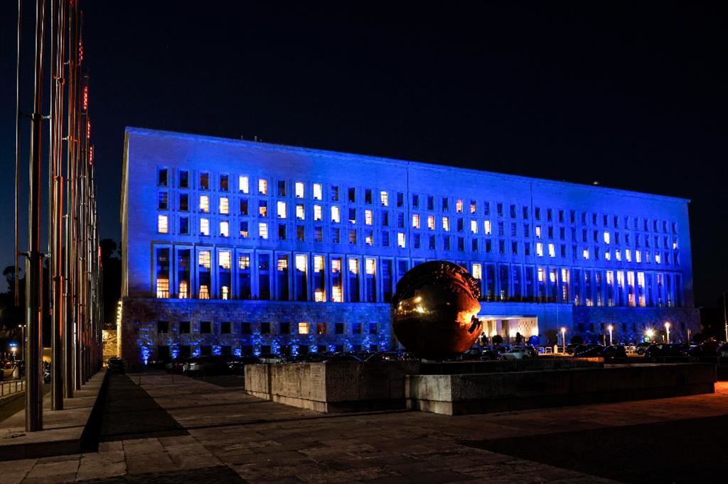 La Farnesina illuminata di blu per ricordare le vittime civili delle guerre che insanguinano il mondo