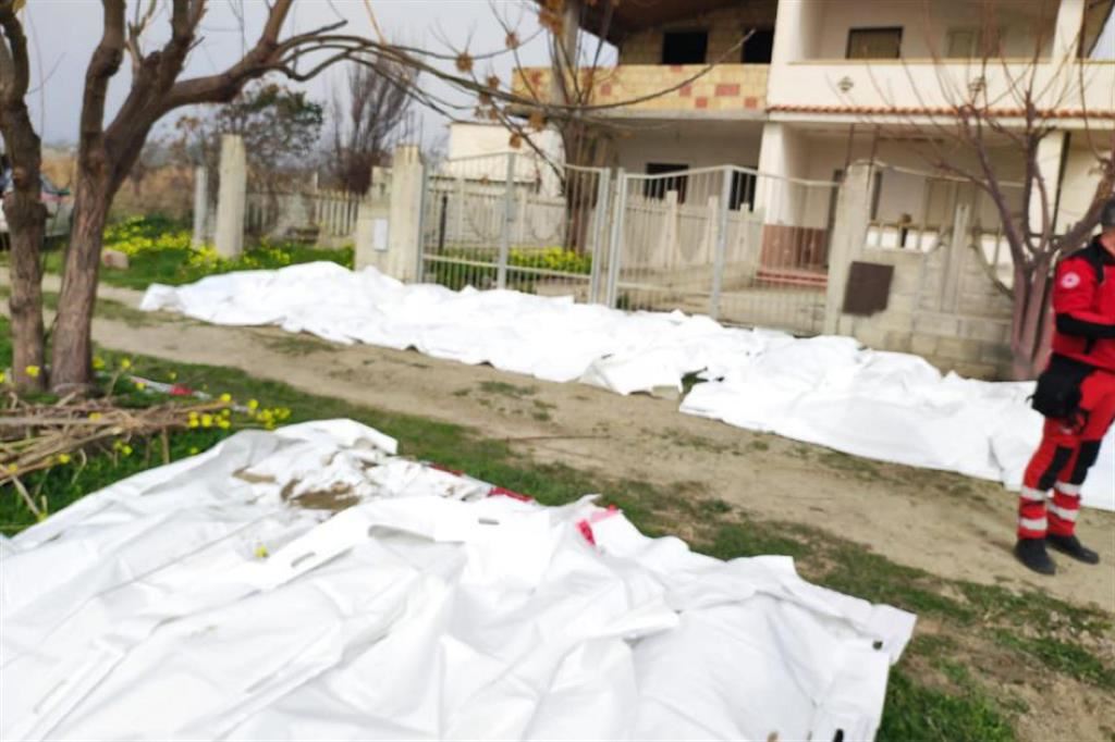 I corpi dei migranti morti nel naufragio del Crotonese