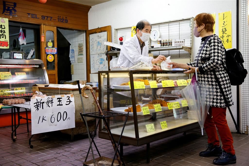 Un negozio al mercato di Tokyo, in una foto di marzo 2023
