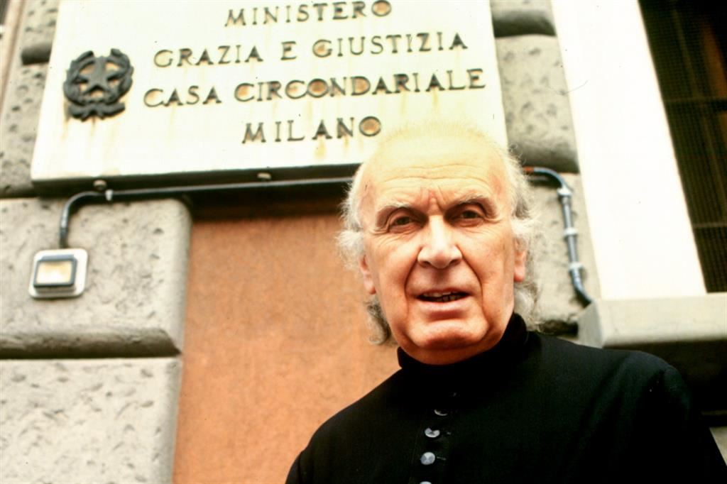 Monsignor Giorgio Caniato di fronte al carcere milanese di San VIttore