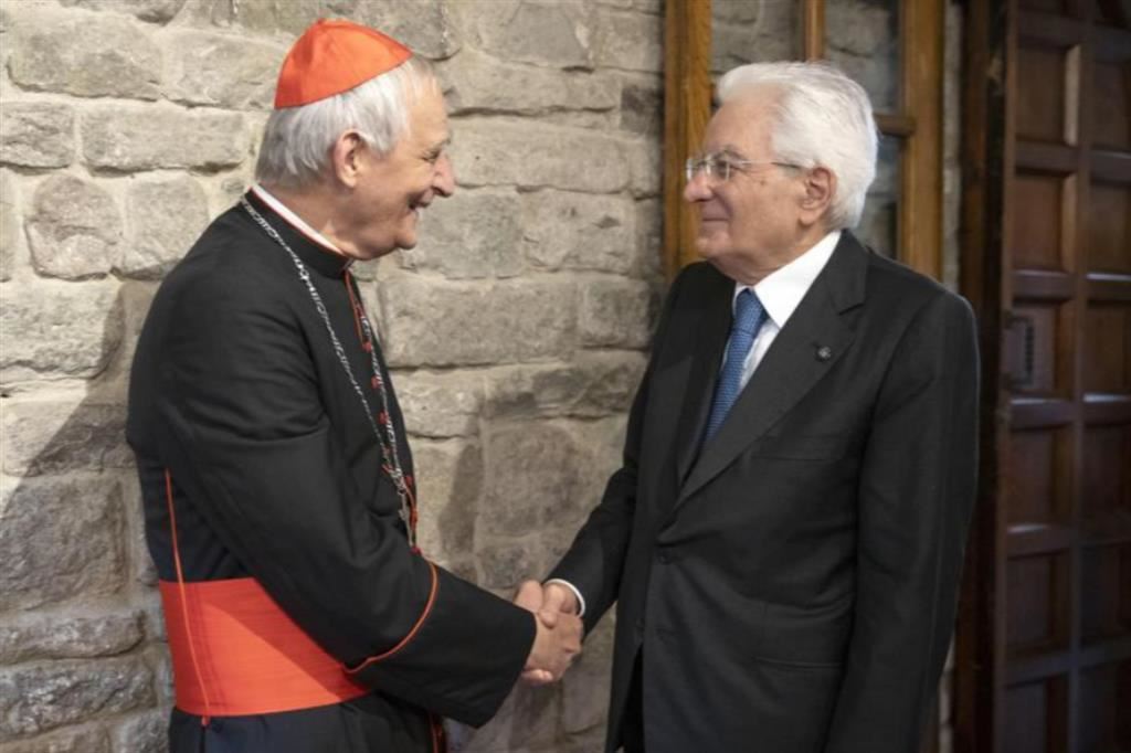 Il presidente della Repubblica, Sergio Mattarella, con il cardinale Matteo Maria Zuppi