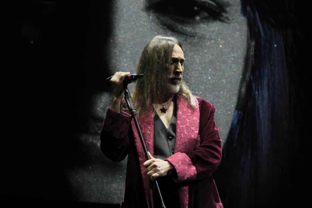 Manuel Agnelli, 57 anni, protagonista della rock opera di David Bowie "Lazarus"