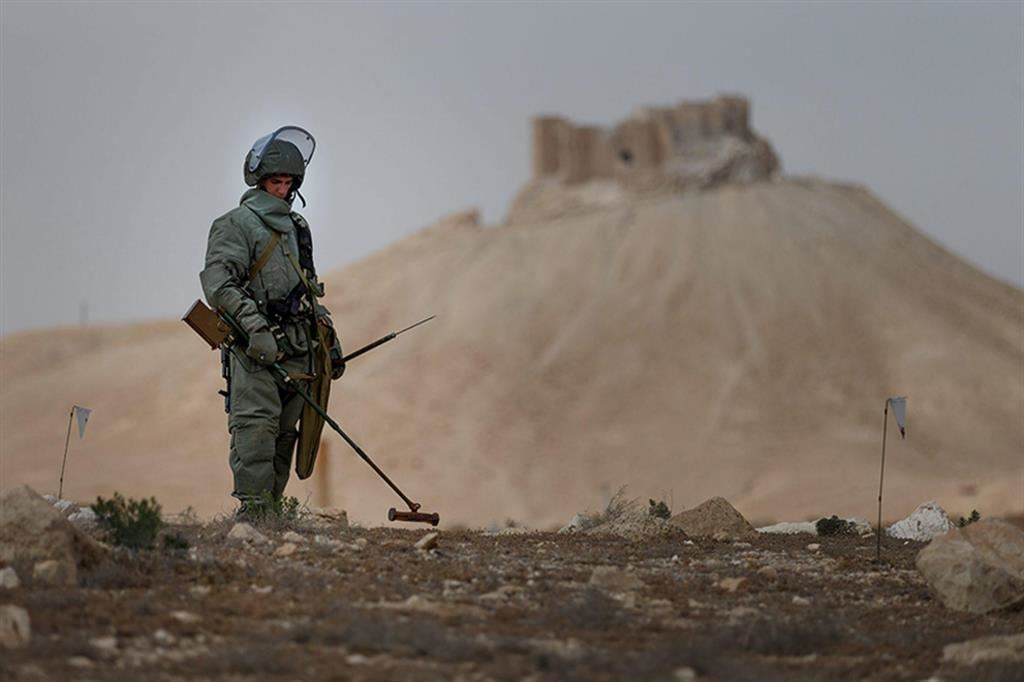Un soldato russo in un'operazione di sminamento nella regione desertica di Palmira, immagine d'archivio