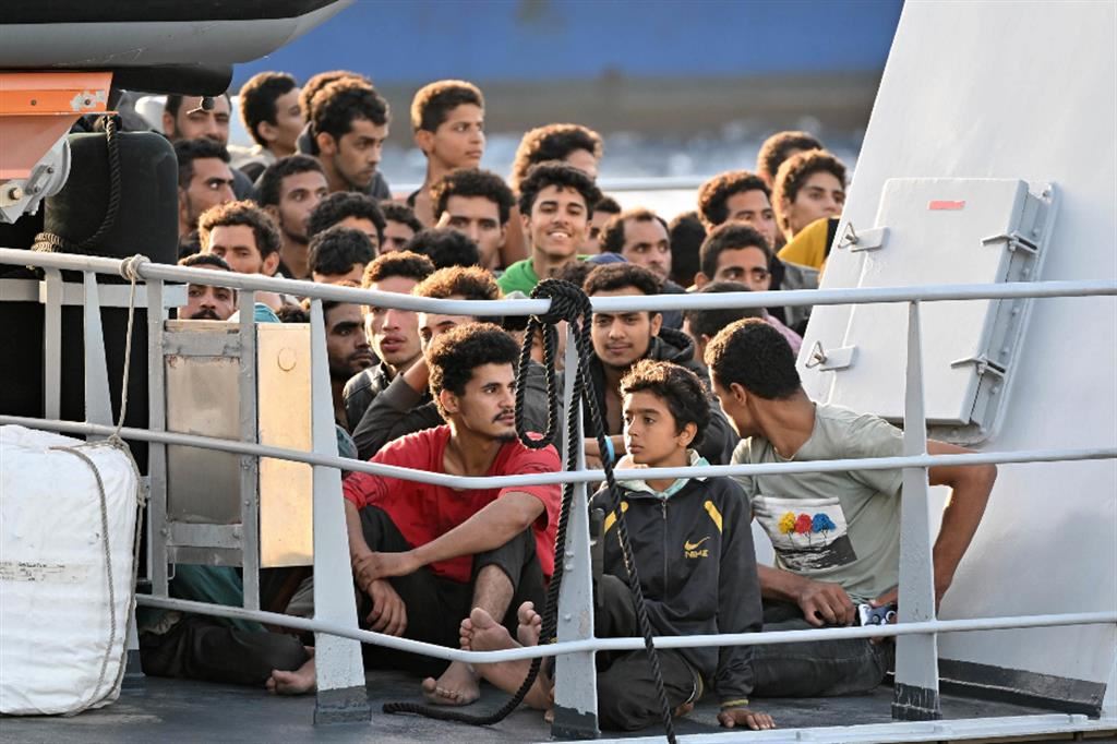 Un recente salvataggio di migranti nel mediterraneo a bordo di una motovedetta della Guardia costiera