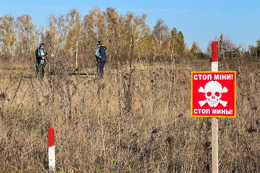 Due sminatrici con il loro supervisore a caccia di ordigni di guerra nel villaggio di Makovyshche a 50 chilometri da Kiev con la ong Halo