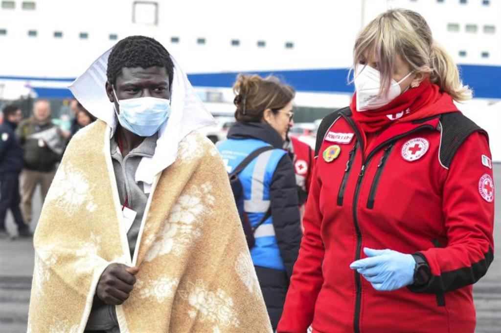 L’assistenza ad un migrante sbarcato a Civitavecchia domenica dalla nave di Emergency