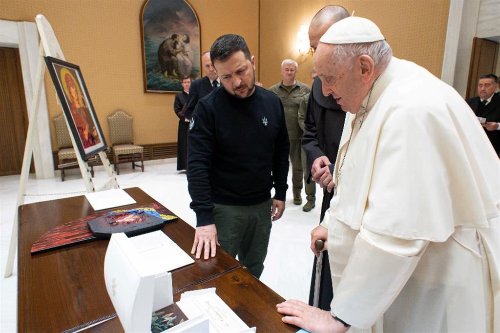 Lo scambio di regali tra papa Francesco e il presidente Zelensky