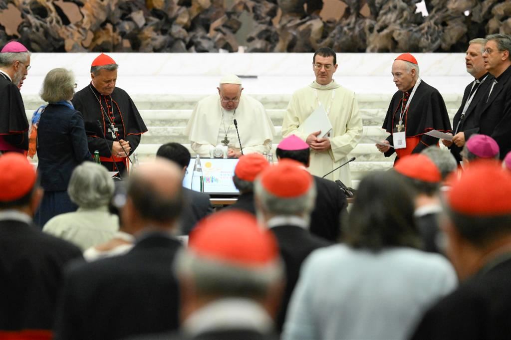 La preghiera di papa Francesco con i padri sinodali alla conclusione della prima fase del Sinodo