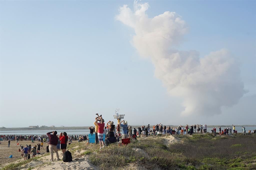 La folla a Boca Chica assiste al lancio di Starship