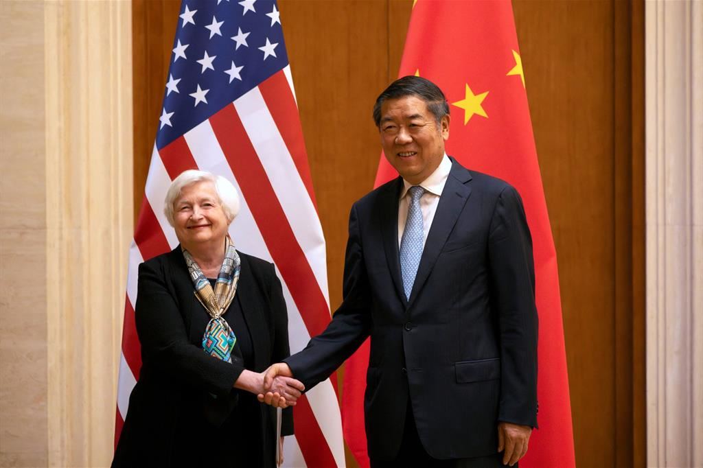 La segretaria al Tesoro Usa Janet Yellen con il vicepremier cinese He Lifeng